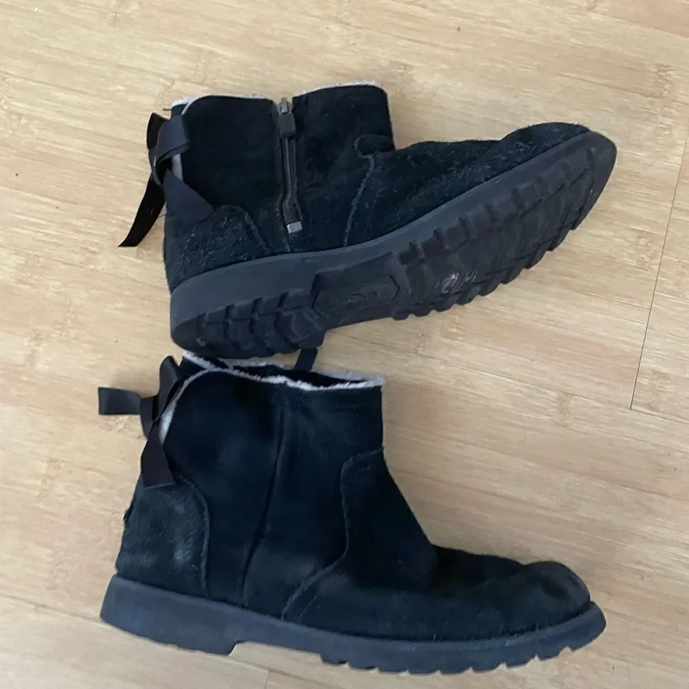 𝅺ugg Sz4 Cecile back bow side zip bootie